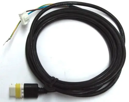 Kabelbaum mit mehreren Drähten und Steckern, geeignet für Daikin-Geräte. Der Kabelbaum hat einen schwarzen Mantel und endet mit einem Stecker, der in elektrische Anschlüsse integriert wird.